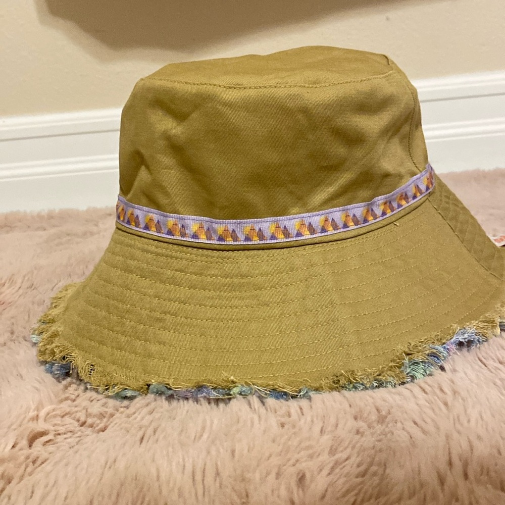 Flipable bucket hat